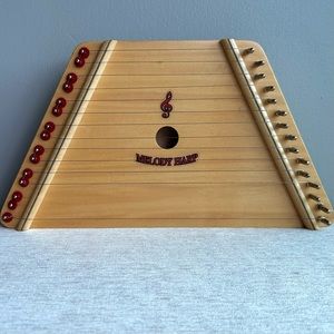 MELODY HARP w/ tuning instrument, 12 song cards and red zipper case. excellent !